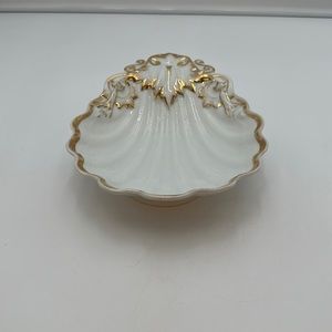 Chic vintage Hollywood regency clam shell porcelain bowl